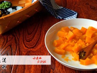 5、《红薯马蹄玉米羹》,蒸熟后压成泥状