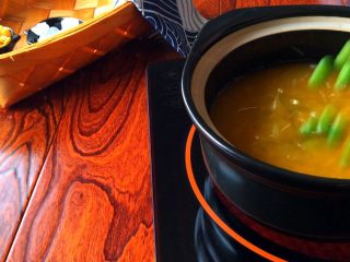 8、《红薯马蹄玉米羹》,放入豌豆、玉米粒