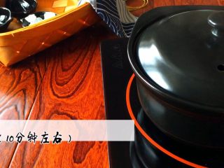 9、《红薯马蹄玉米羹》,大火煮开 小火慢熬10分钟