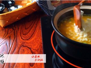 10、《红薯马蹄玉米羹》,加入马蹄、冰糖