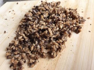 4、吃豆腐~豆腐窝蛋,香菇切碎