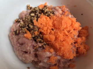 5、吃豆腐~豆腐窝蛋,加入肉末里搅拌均匀备用