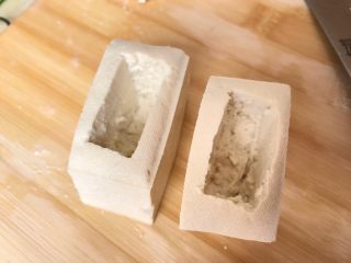 7、吃豆腐~豆腐窝蛋,用小刀在中间位置掏出一个窝来