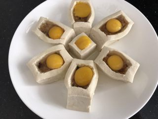 10、吃豆腐~豆腐窝蛋,再每个豆腐盅里敲入一个鹌鹑蛋