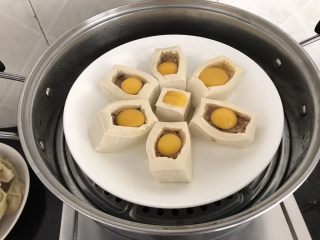 11、吃豆腐~豆腐窝蛋,蒸锅水开后,放进去蒸十分钟