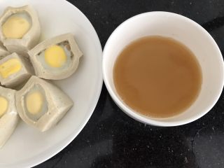 12、吃豆腐~豆腐窝蛋,蒸好后,把水倒出碗里,再加点清水,酱油,生粉,盐搅拌均匀