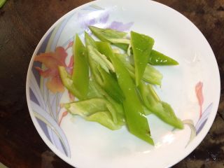 2、葱烧金蒜木耳,青椒切块