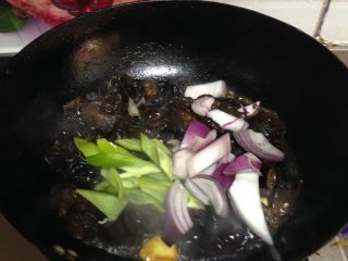 6、葱烧金蒜木耳,汤汁变稠时下入洋葱块、尖椒块炒匀即可出锅