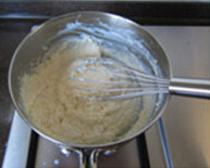 3、虾仁奶油可乐饼,冲入热牛奶，搅拌均匀成浓稠的酱汁，关火备用