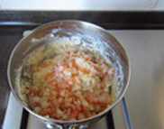 7、虾仁奶油可乐饼,将6连同汤汁一起加入到酱汁中