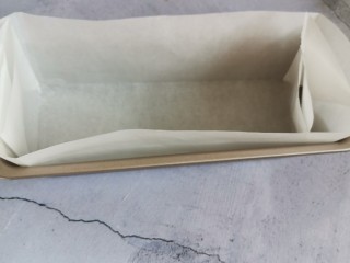 1、蔓越莓磅蛋糕,放一张油纸