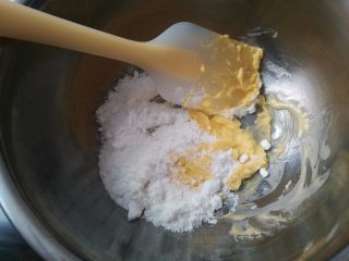 1、樱花泡芙,1.黄油软化，加入糖粉搅拌均匀