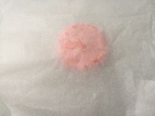 5、樱花泡芙,5.面团放在两张油纸中间