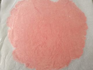 6、樱花泡芙,6.隔着油纸用擀面杖擀平，放入冰箱冷冻