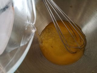 8、樱花泡芙,8.加入水，搅拌均匀