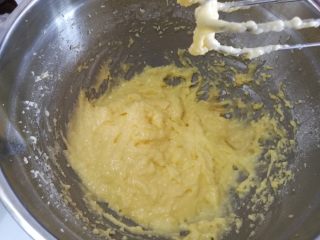 12、樱花泡芙,12.最后再高速打发两分钟，打成顺滑可以不会滴落的面糊为止