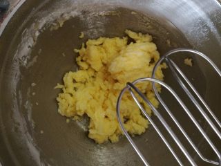 10、樱花泡芙,10.用打蛋器快速打发两分钟