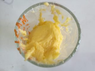 13、樱花泡芙,13.面糊装入裱花袋