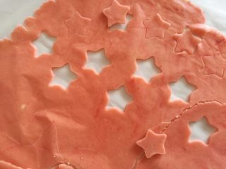 15、樱花泡芙,15.冷冻好的面片用模具刻出花型