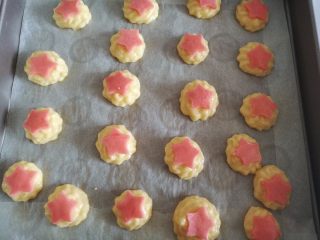 16、樱花泡芙,16.面片放在泡芙上