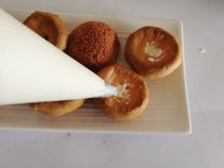 19、樱花泡芙,19.用裱花嘴把奶油注入泡芙底部就好啦