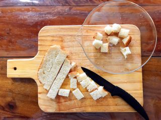 5、健康饮食之藜麦秋葵吐司沙拉,吐司如图所示切成小丁,放入沙拉碗!