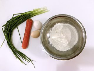 1、三色鸡蛋饼，吃出健康吃出爱,准备好所有食材。