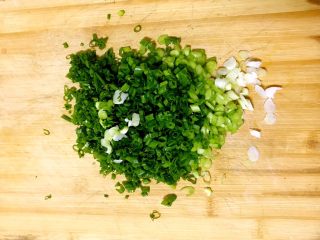 3、三色鸡蛋饼，吃出健康吃出爱,洗干净的小葱切小。