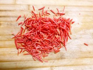 4、三色鸡蛋饼，吃出健康吃出爱,胡萝卜切成丝。