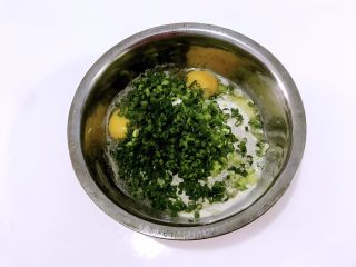 5、三色鸡蛋饼，吃出健康吃出爱,碗中加入小葱。