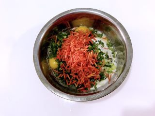 6、三色鸡蛋饼，吃出健康吃出爱,加入胡萝卜。