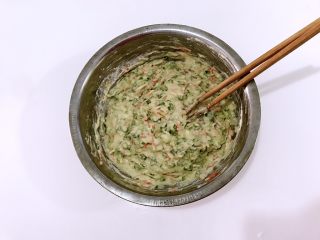 7、三色鸡蛋饼，吃出健康吃出爱,放少量水，搅成匀称的稠糊状。