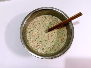 8、三色鸡蛋饼，吃出健康吃出爱,再加入适量水调稀，稀稠度决定饼的薄厚度。