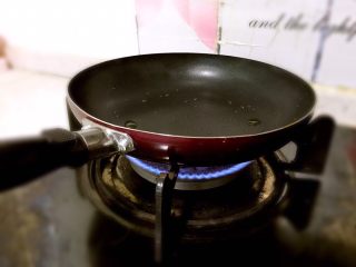 9、三色鸡蛋饼，吃出健康吃出爱,平底锅烧热，小火，加入一滴油，锅底抹匀。