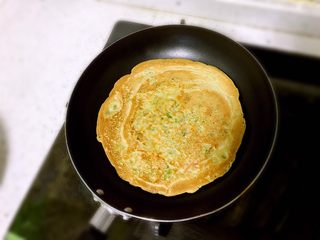 11、三色鸡蛋饼，吃出健康吃出爱,翻面，过程中一样晃动下，两分钟后出锅。