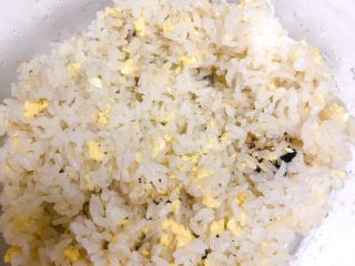 1、饭团????,蒸米饭，米饭快出锅时打入一个鸡蛋，鸡蛋熟后盛出米饭放凉