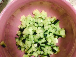 3、饭团????,黄瓜切丁，加入少许盐腌制，直到拌饭