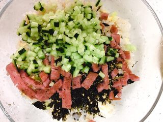 5、饭团????,将准备好的食材放入玻璃碗