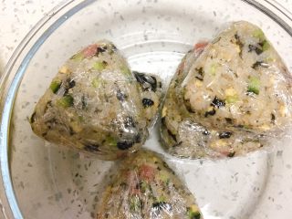 12、饭团????,因为要做便当????就包了一下