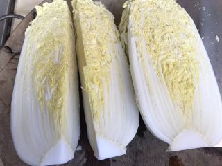 3、上汤娃娃菜,先一分二切，再二分四切～四分八切成小条