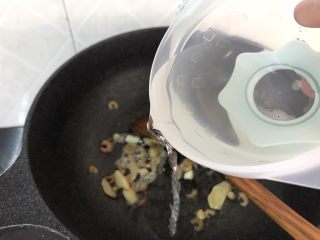 12、上汤娃娃菜,加入一碗水（可以加原来泡瑶柱虾米的水+煮菜的汤，提倡不浪费嘛????）