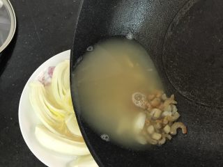 14、上汤娃娃菜,然后浇在汤熟的娃娃菜上就OK了