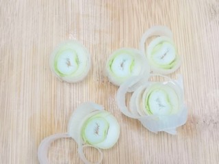 1、蔬菜饭包,葱切末