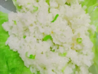 6、蔬菜饭包,圆叶生抽，放上大米饭