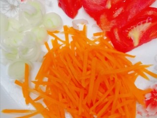 7、蔬菜饭包,胡萝卜丝，西红柿片，葱丝放入盘里备用