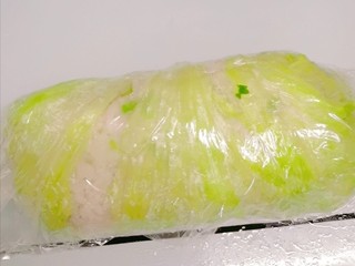 10、蔬菜饭包,用保鲜膜包好