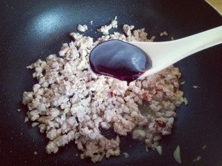 13、肉末茄子,再加入海鲜酱。