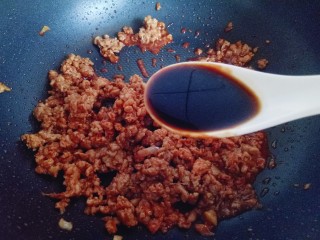 15、肉末茄子,再加入一勺生抽。