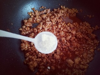 17、肉末茄子,加入盐，糖调味即可。