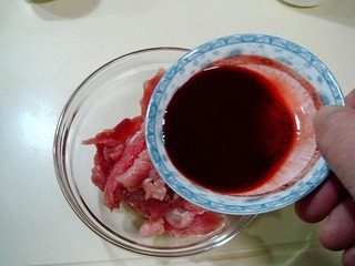 2、腐乳爆肉,倒入一半的腐乳汁抓匀。